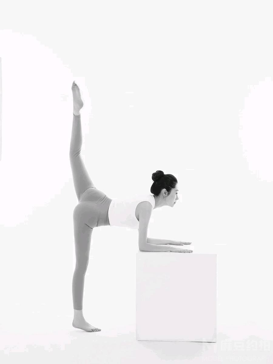 黑白模特