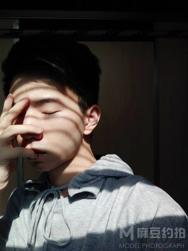 情绪模特