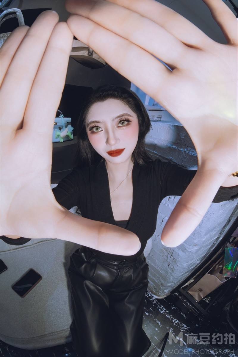 情绪模特