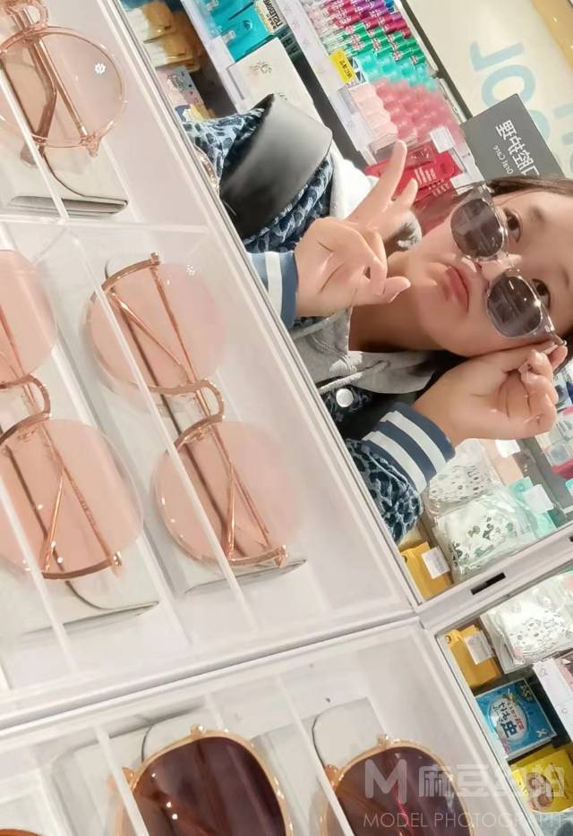 情绪模特