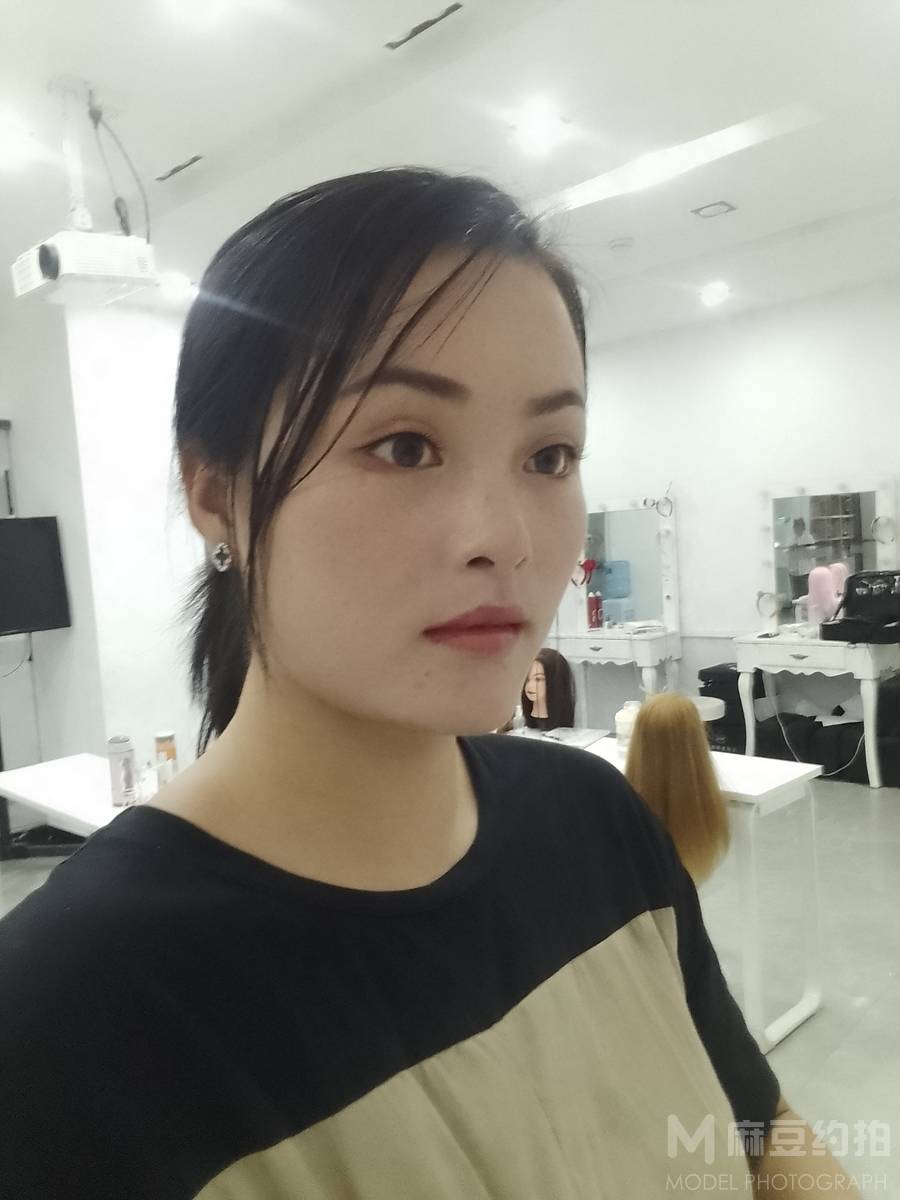 情绪模特