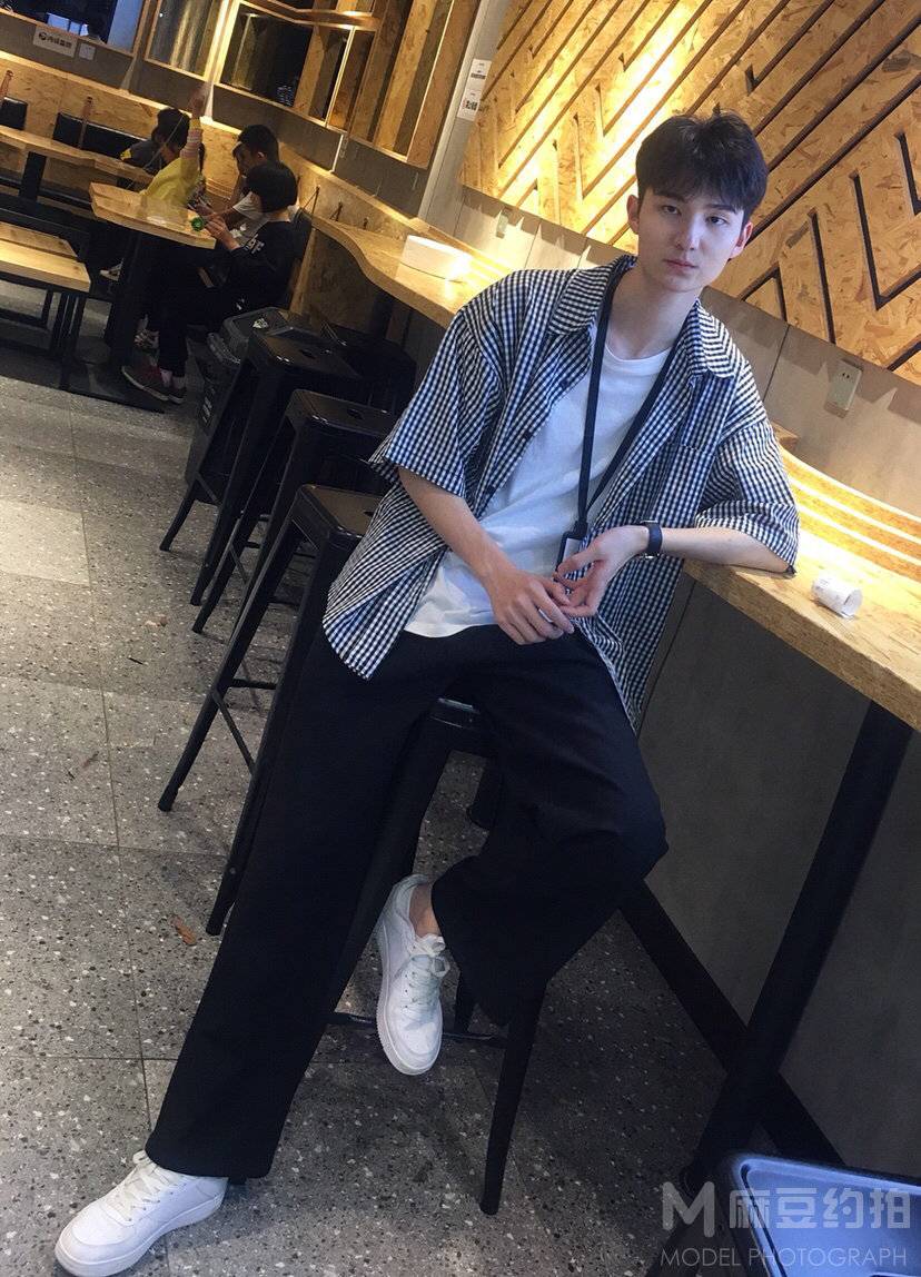 情绪模特