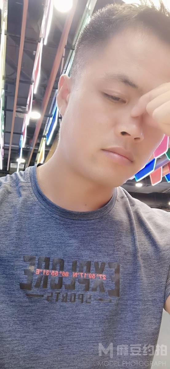 情绪模特