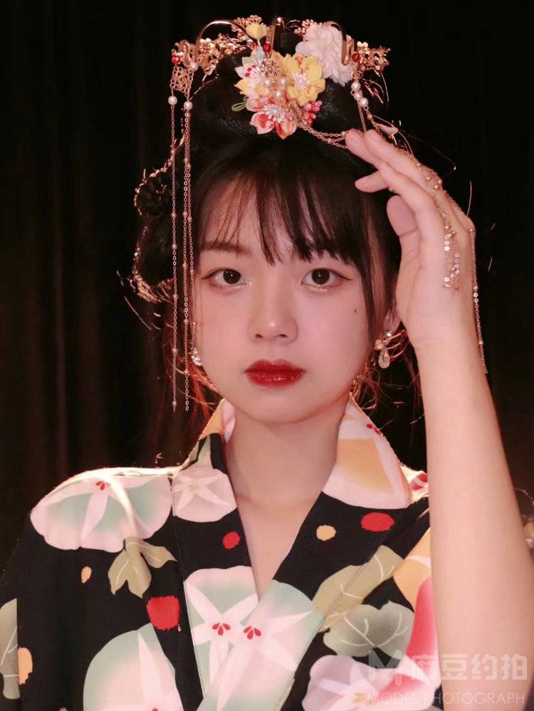 妆容模特