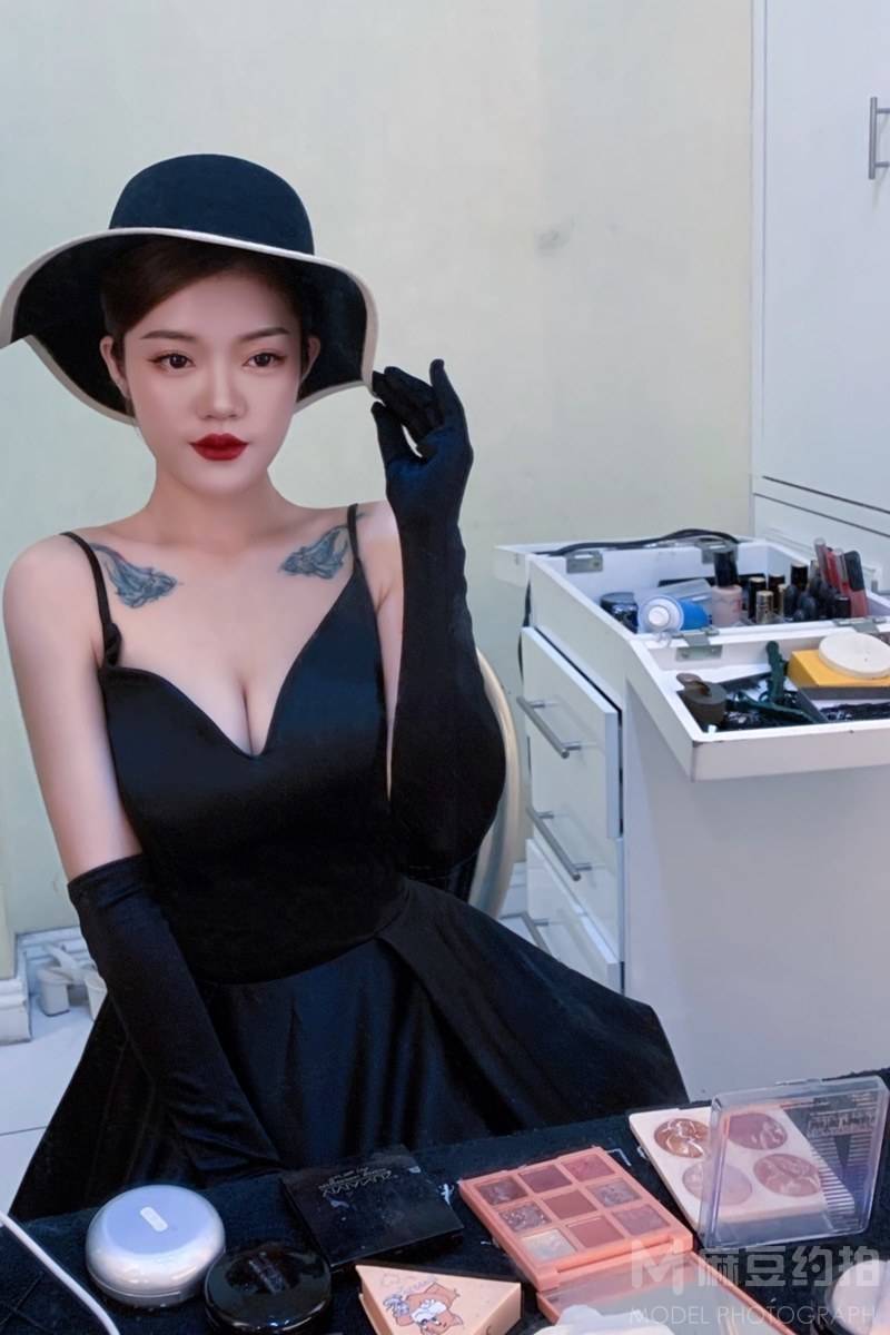 情绪模特