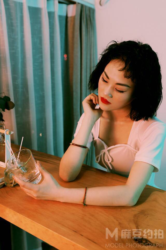 情绪模特