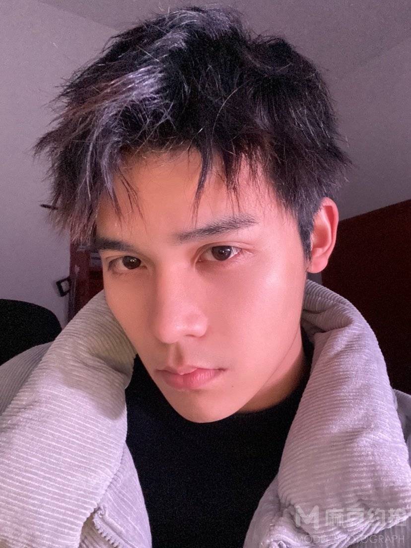 黑白模特