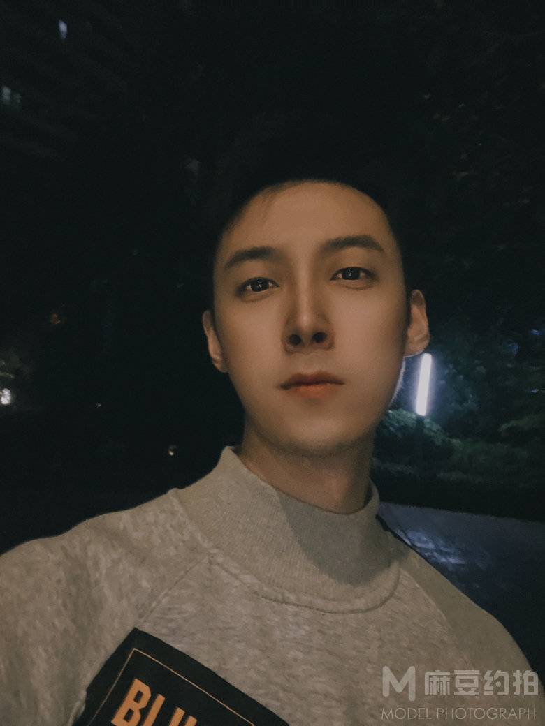 黑白模特