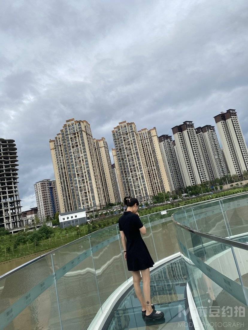黑白模特