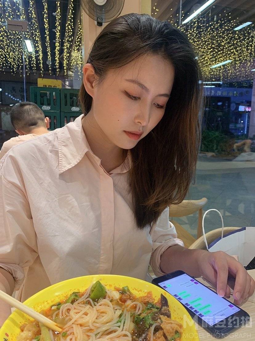 情绪模特