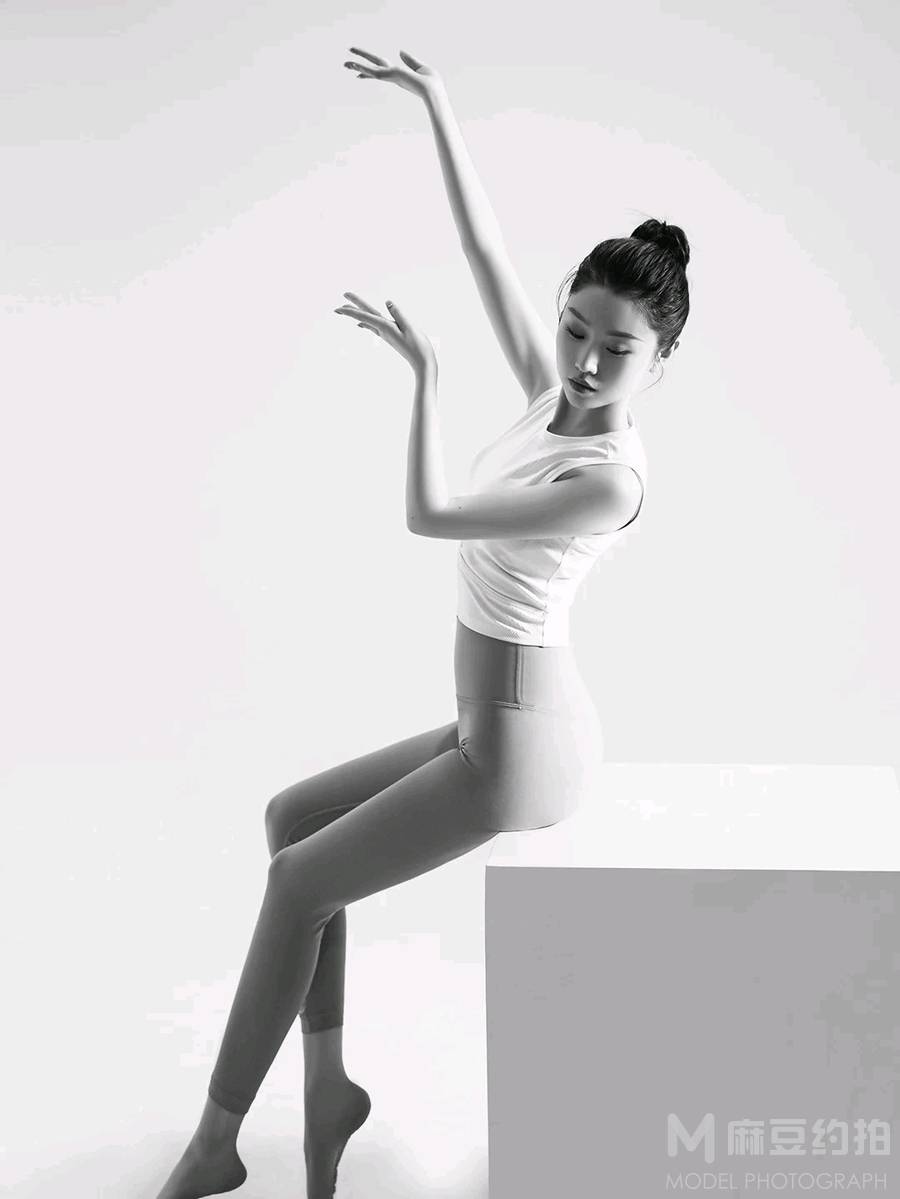 黑白模特