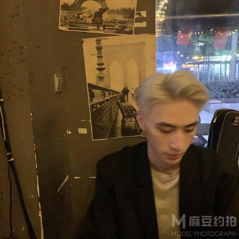黑白模特
