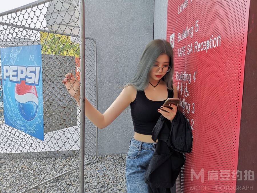 情绪模特