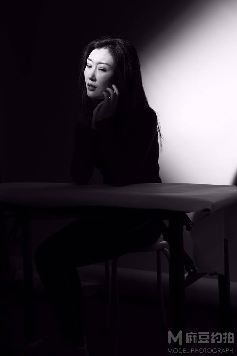 黑白模特