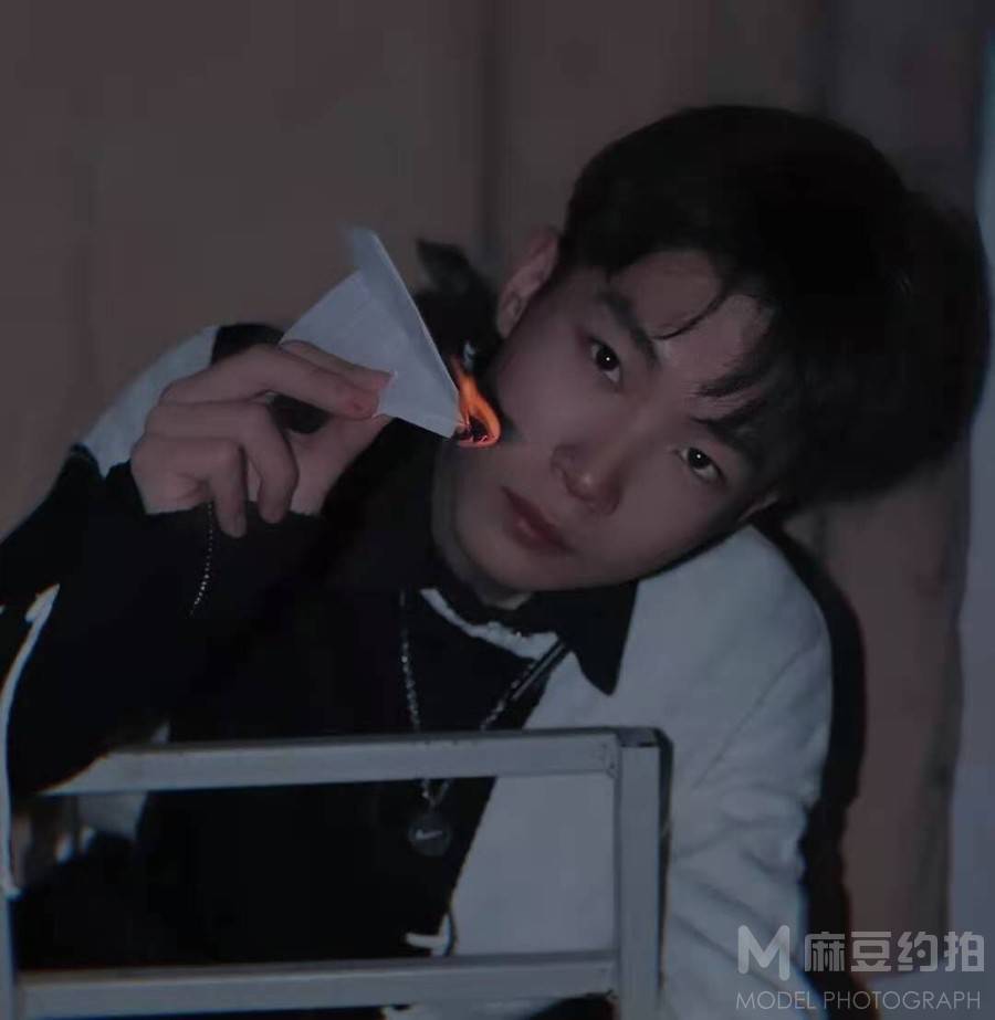 情绪模特