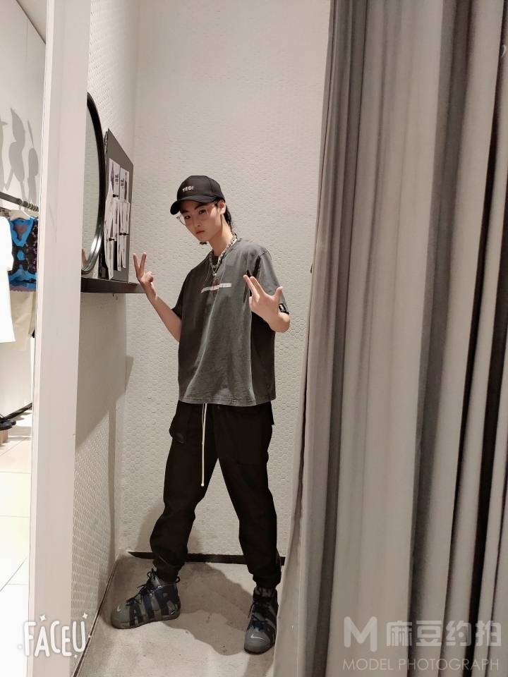 情绪模特