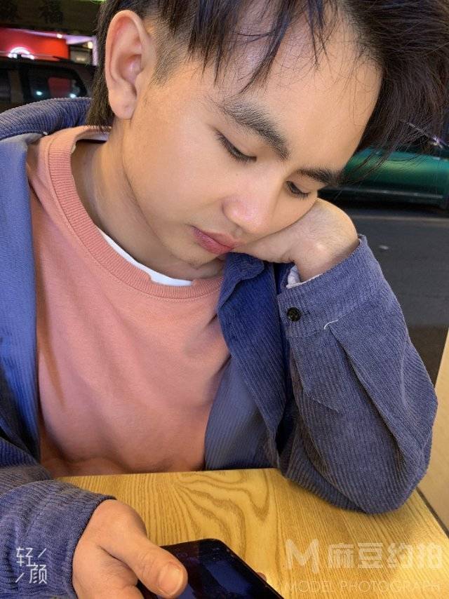 情绪模特