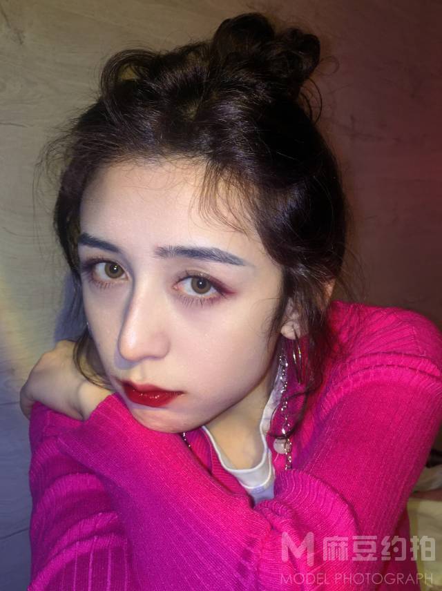 情绪模特