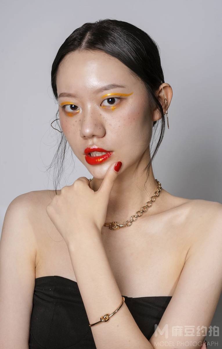情绪模特