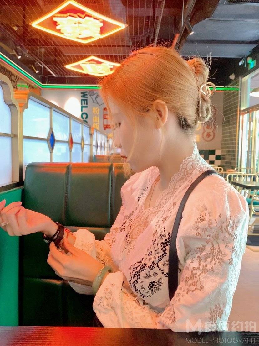 情绪模特