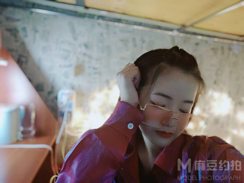 情绪模特