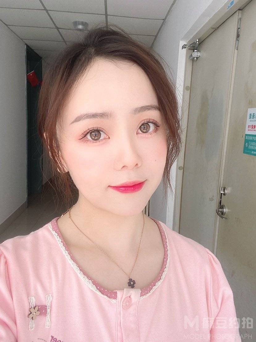 妆容模特