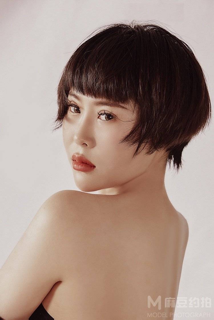 黑白模特