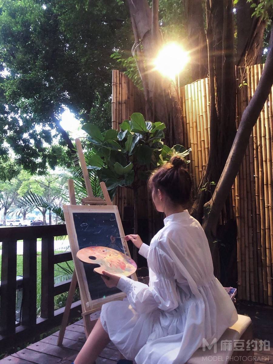 情绪模特