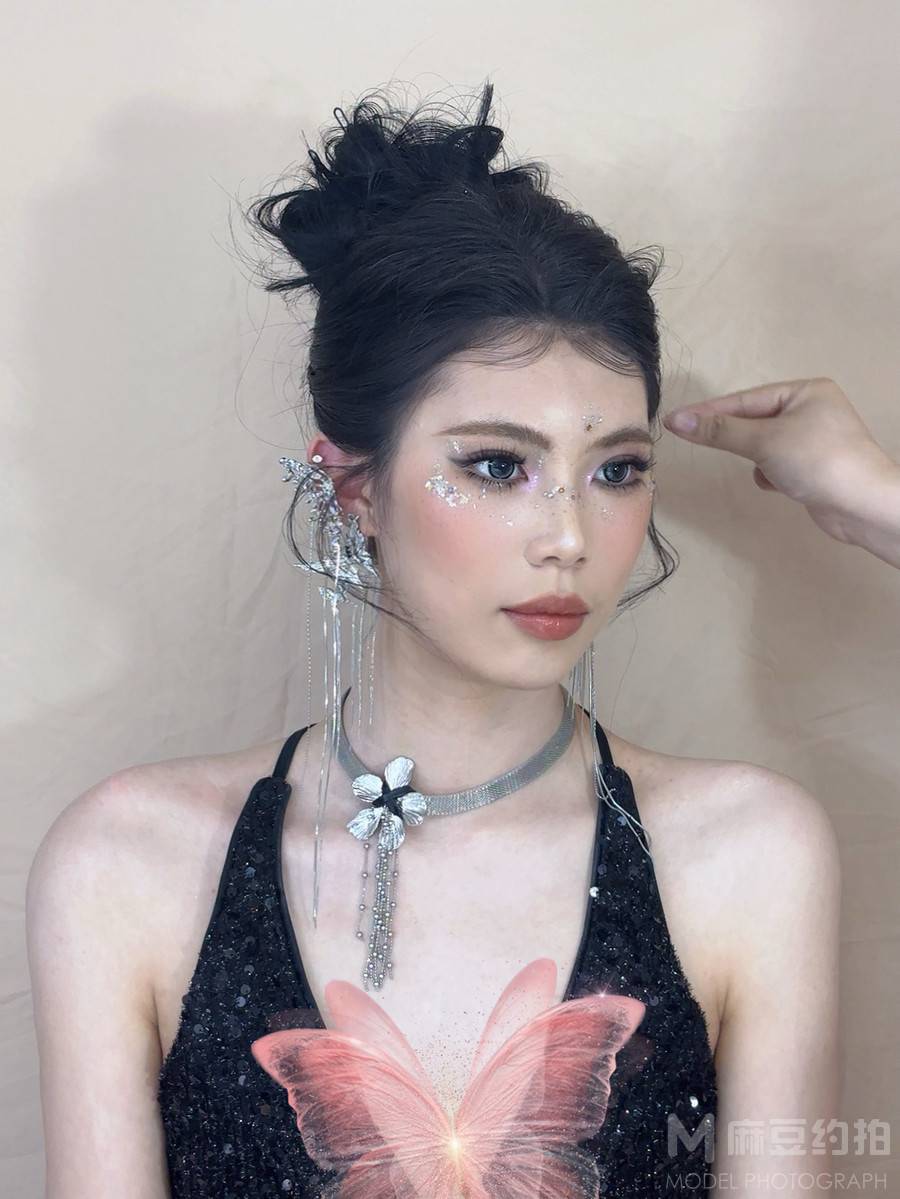 情绪模特