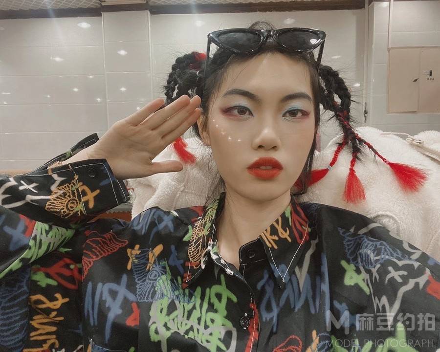 情绪模特