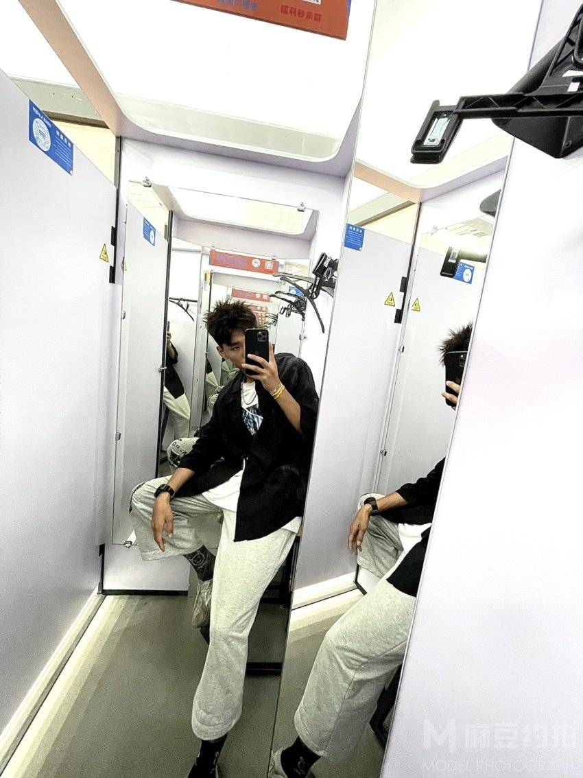 黑白模特