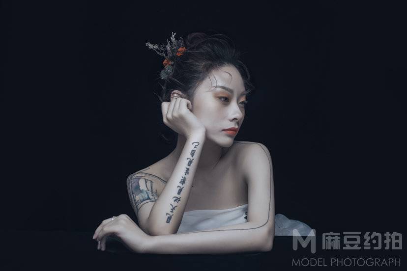 情绪模特