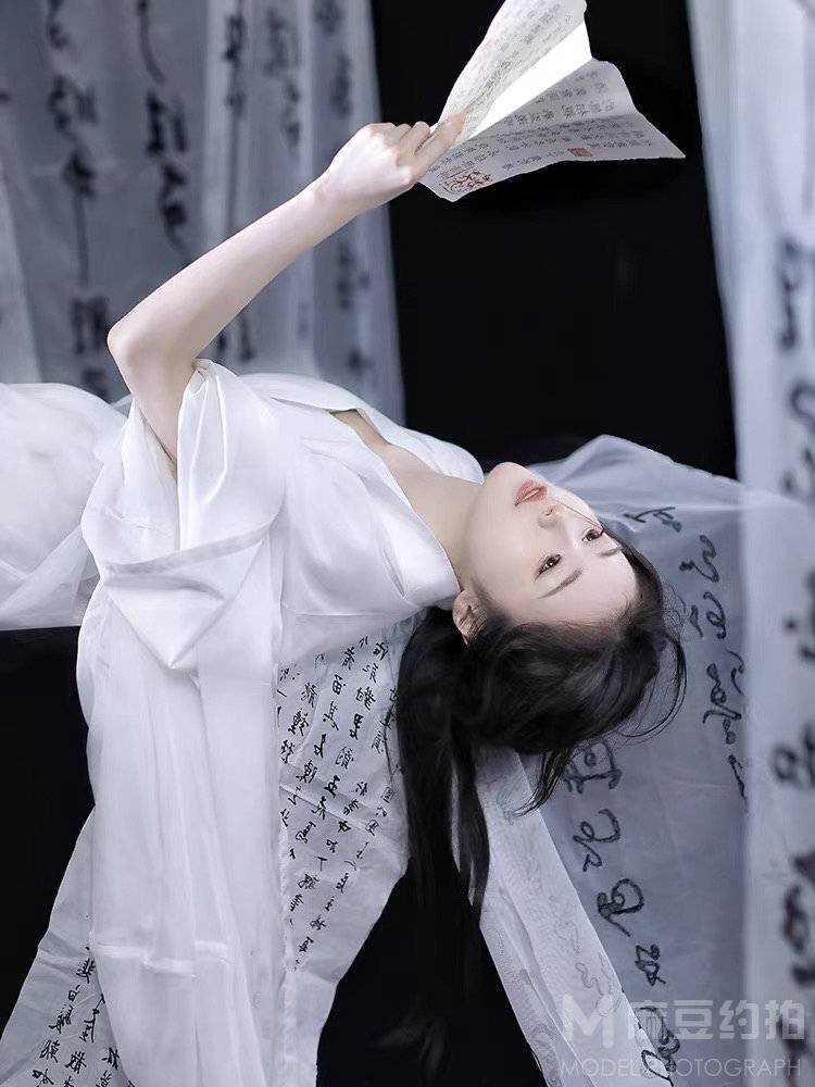 黑白模特