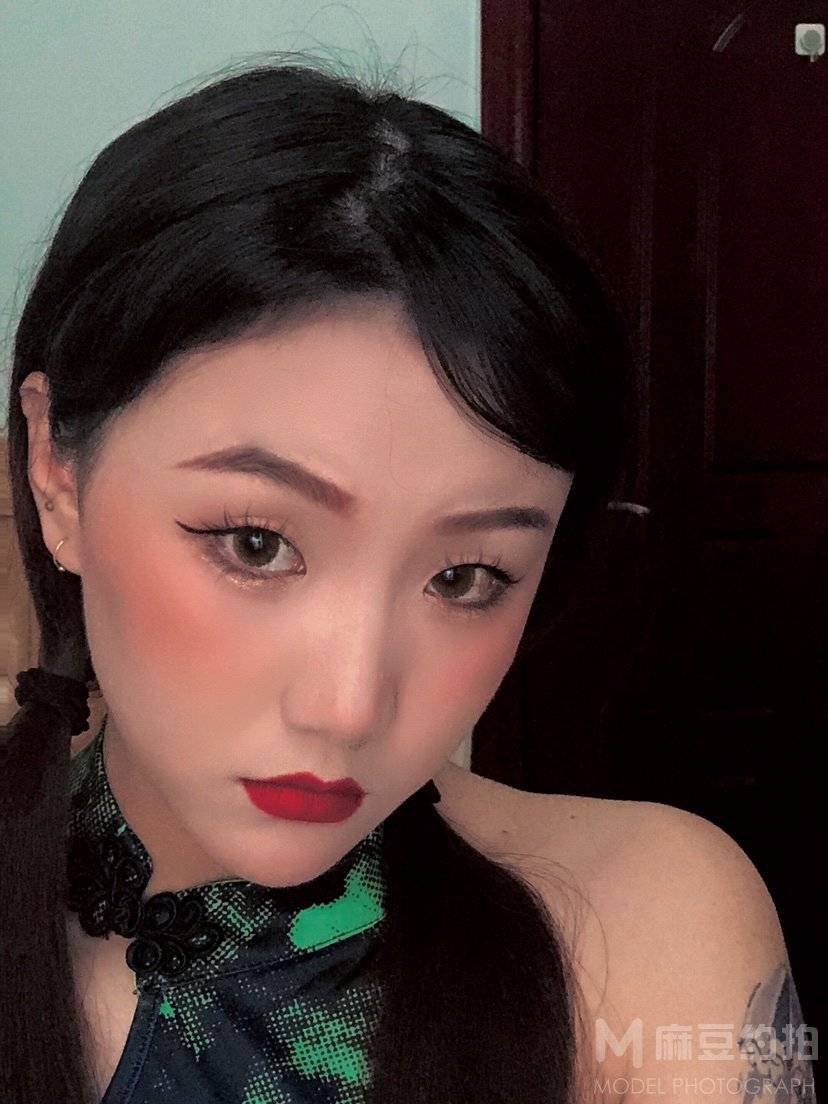 情绪模特