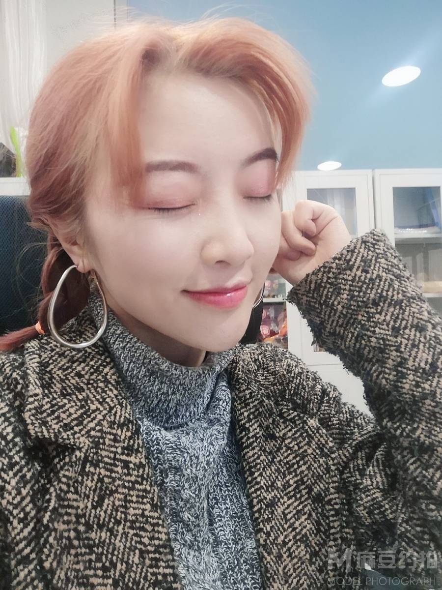 情绪模特
