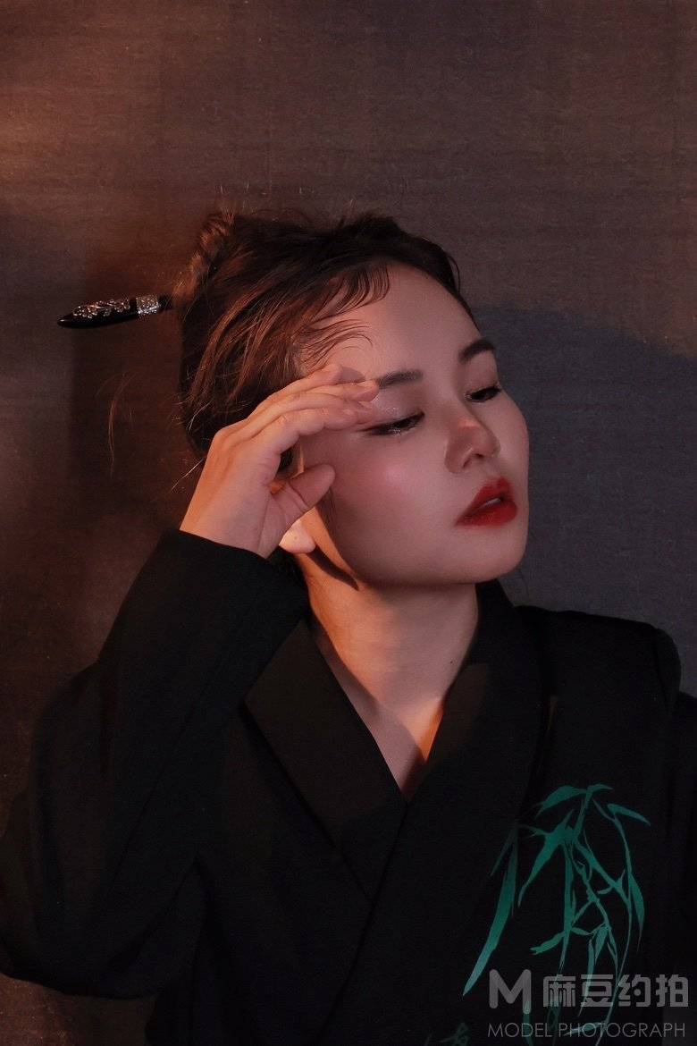 情绪模特