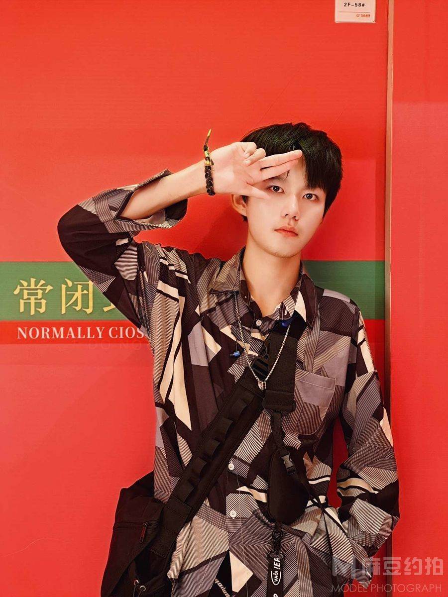 情绪模特