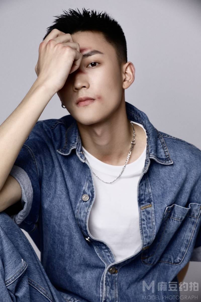 情绪模特