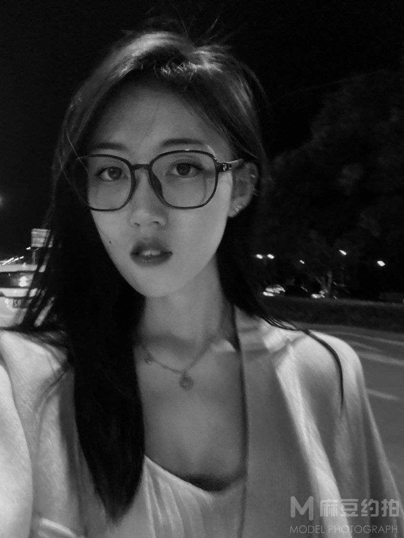 黑白模特