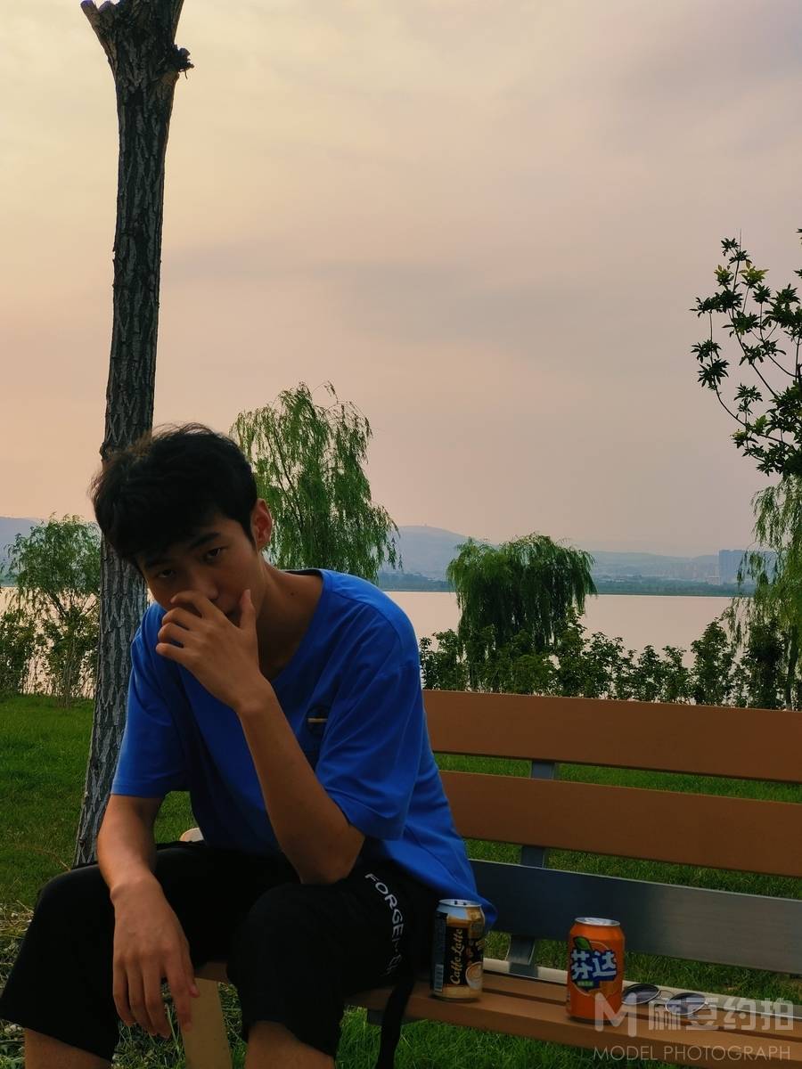 情绪模特