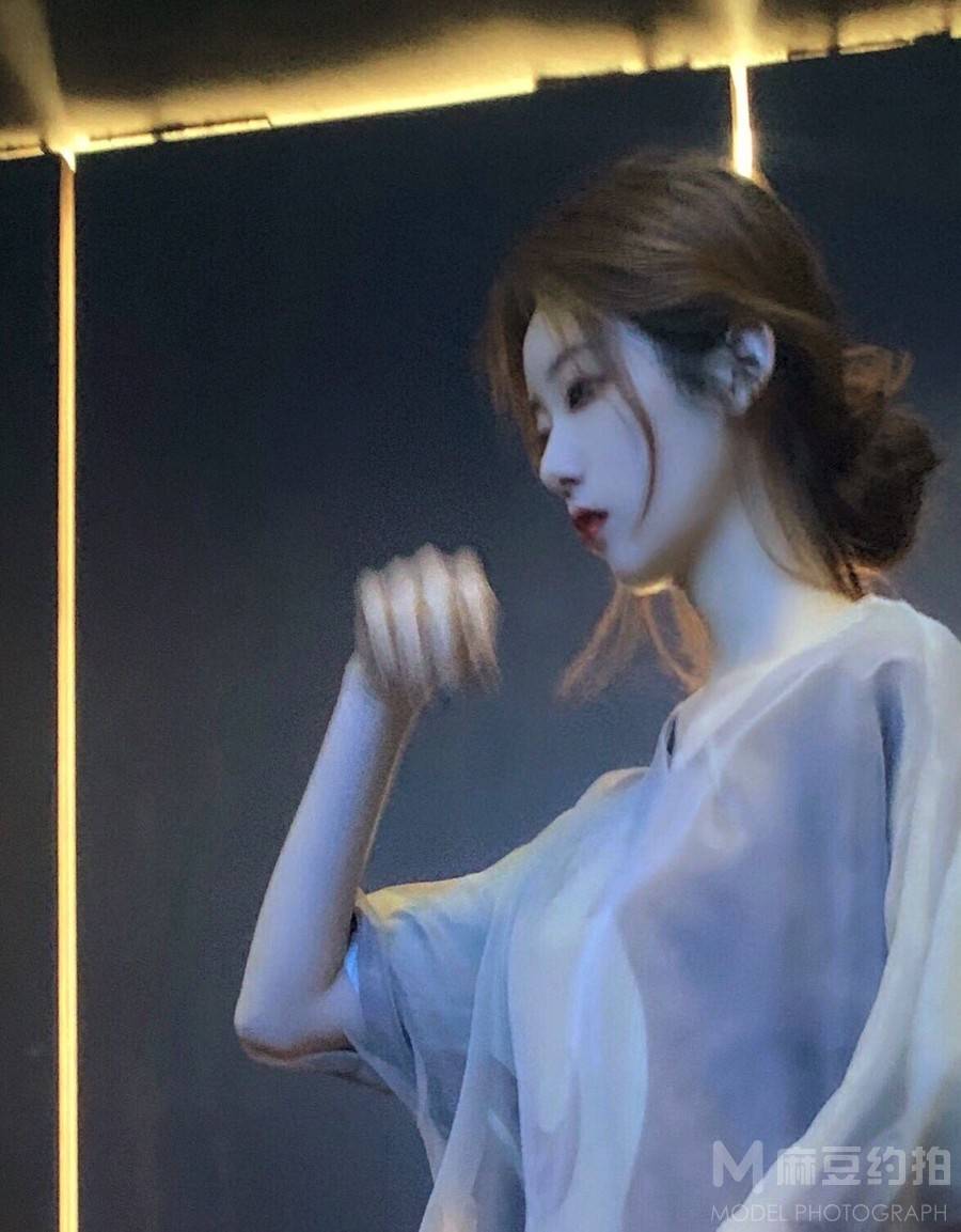 情绪模特