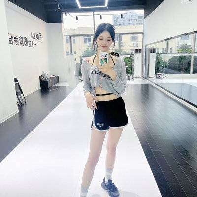 黑白模特