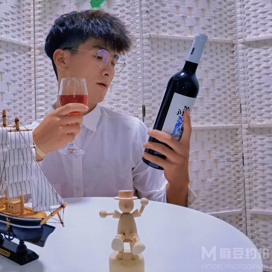 情绪模特