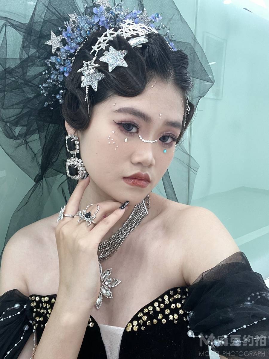 情绪模特
