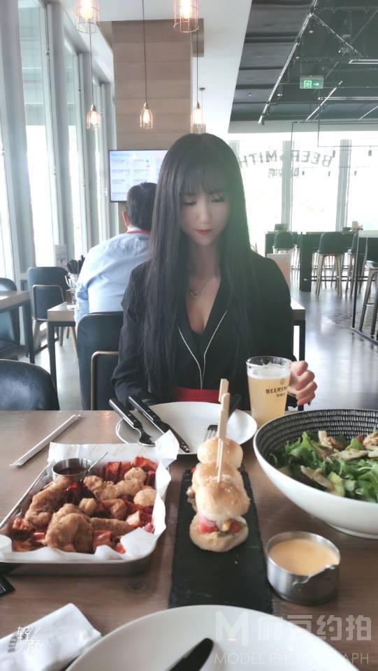 情绪模特