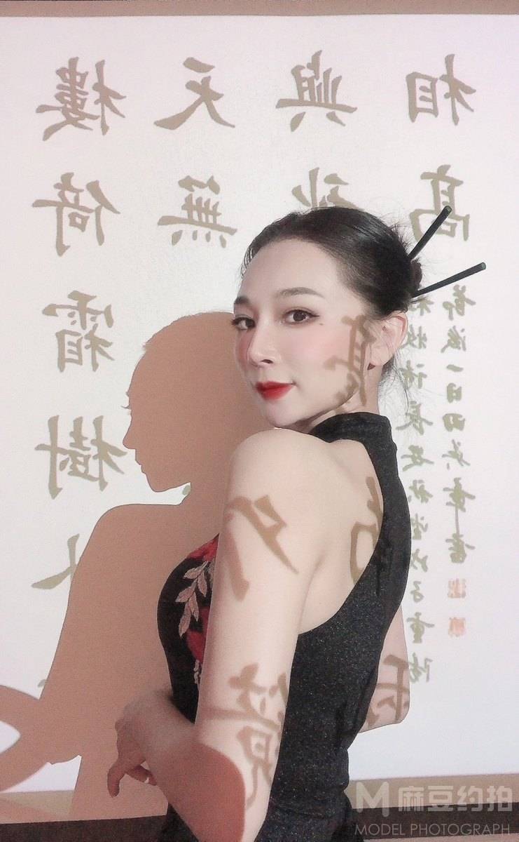 情绪模特
