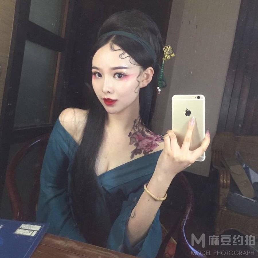 情绪模特