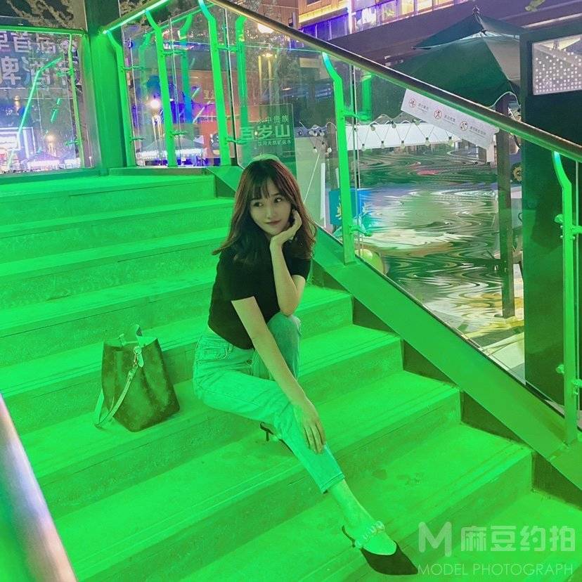情绪模特