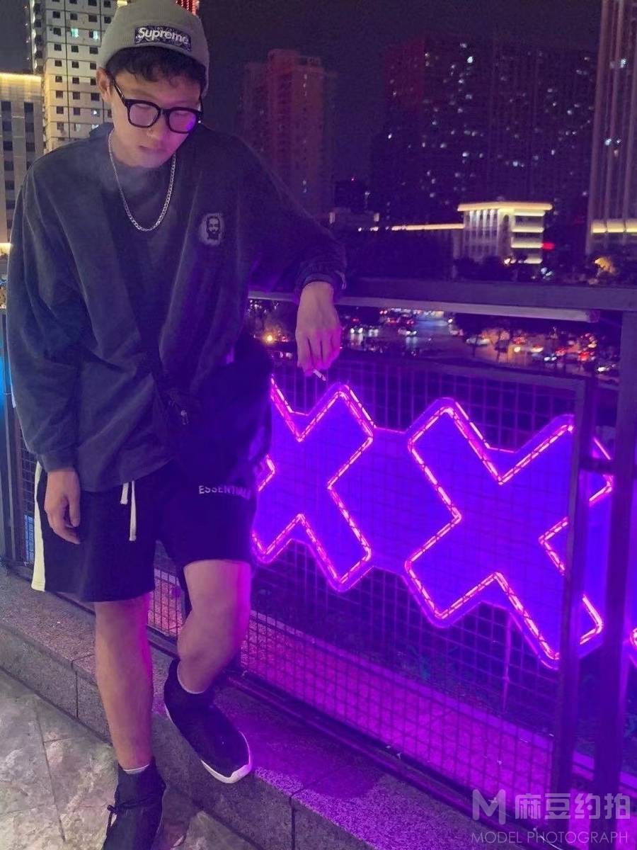 情绪模特