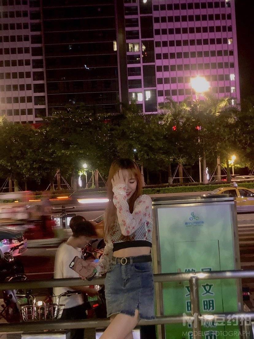 情绪模特